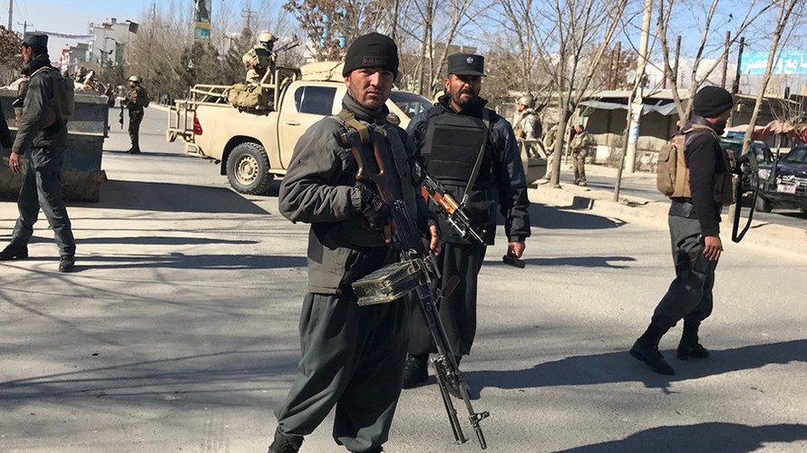 Cảnh sát canh gác tại hiện trường vụ đánh bom sáng 28/12 ở Kabul (Afghanistan). Ảnh: Reuters