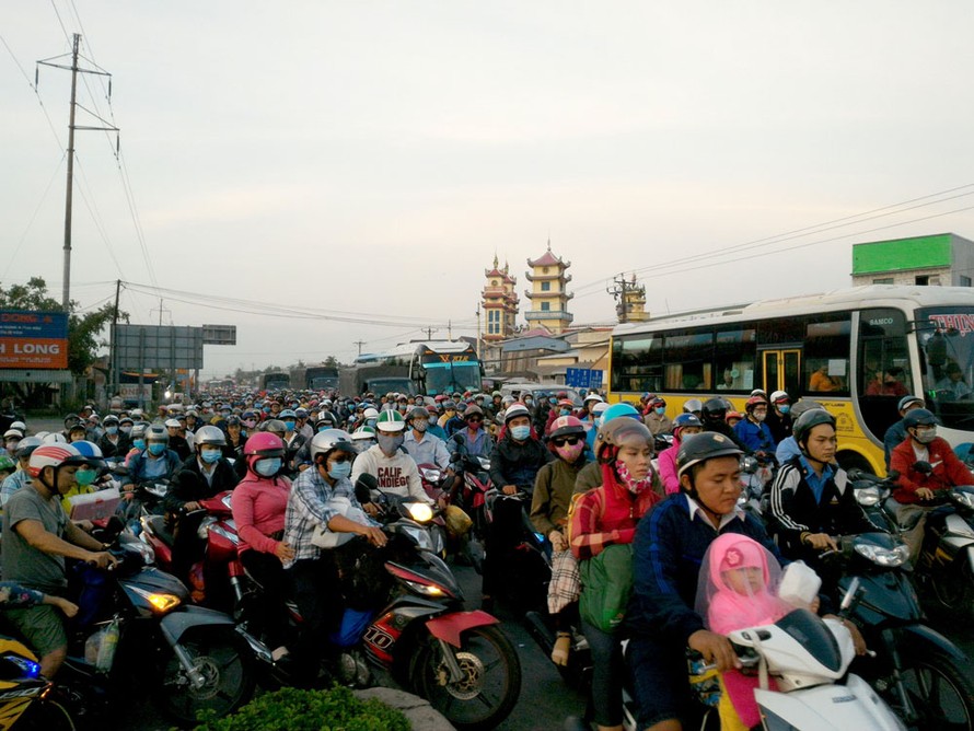 Phương tiện đổ về Miền Tây dầy đặc trên quốc lộ 1A. đoạn qua ngã tư Lương Phú, thuộc huyện Châu Thành, tỉnh Tiền Giang.