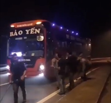 Nhóm thanh niên vác dao, phớ chặn đường, "xin tiền" trên cao tốc Nội Bài - Lào Cai. (Ảnh cắt từ clip)