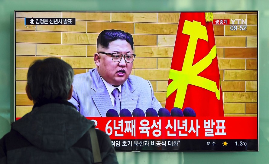 Một người ở Hàn Quốc xem bản tin về bài phát biểu năm mới của Kim Jong-un. Ảnh: AFP.