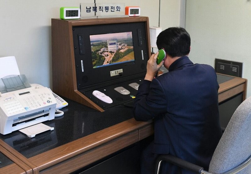 Một quan chức Hàn Quốc kiểm tra đường dây nóng để nói chuyện với phía Triều Tiên tại làng Bàn Môn Điếm ở Paju (Hàn Quốc) hôm qua, 3/1. Ảnh: AP