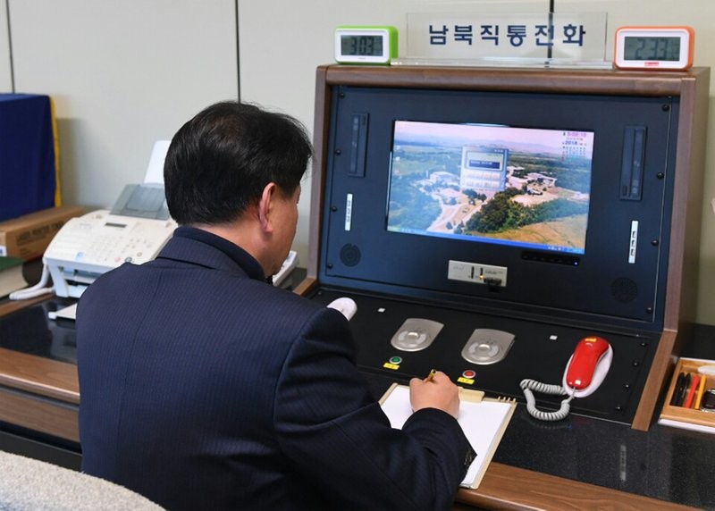 Một quan chức Hàn Quốc kiểm tra đường dây nóng để nói chuyện với phía Triều Tiên tại làng Bàn Môn Điếm ở Paju (Hàn Quốc) hôm nay, 3/1. Ảnh: AP