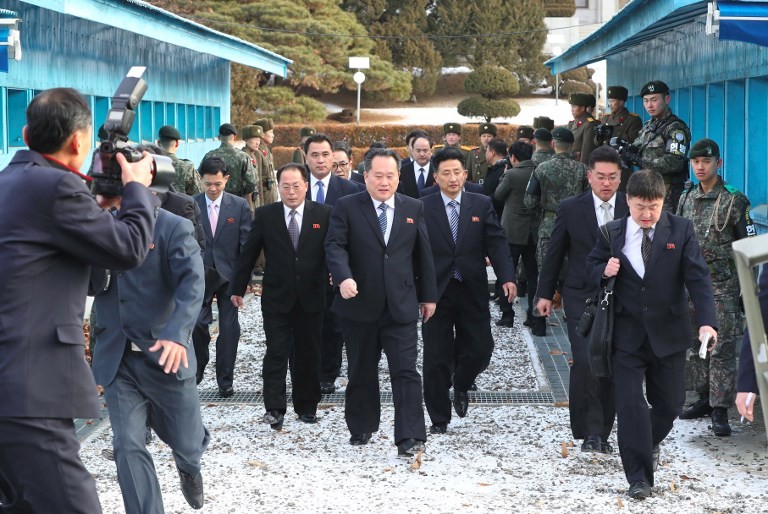 Phái đoàn Triều Tiên bước qua biên giới liên Triều để đến Nhà hòa bình (thuộc làng Bàn Môn Điếm) tham dự hội đàm cấp cao với Hàn Quốc hôm 9/1. Ảnh: AFP