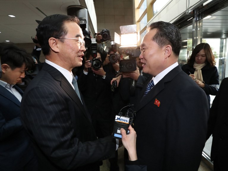 Khoảnh khắc quan chức Hàn - Triều tay bắt mặt mừng tại biên giới
