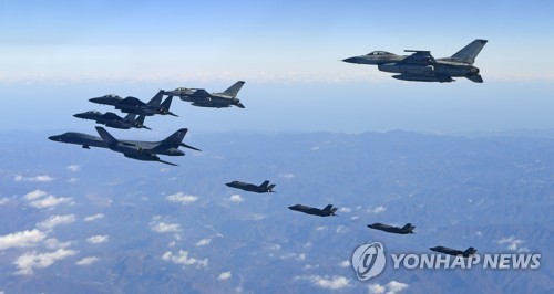 Chiến đấu cơ Mỹ - Hàn Quốc bay trên bầu trời bán đảo Triều Tiên trong cuộc tập trận chung hôm 6/12/2017. Ảnh: Yonhap