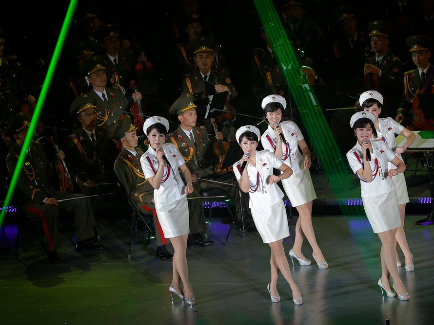 Ban nhạc nữ Moranbong biểu diễn cùng dàn nhạc nam thuộc quân đội Triều Tiên có tên Merited Chorus. Ảnh: AP