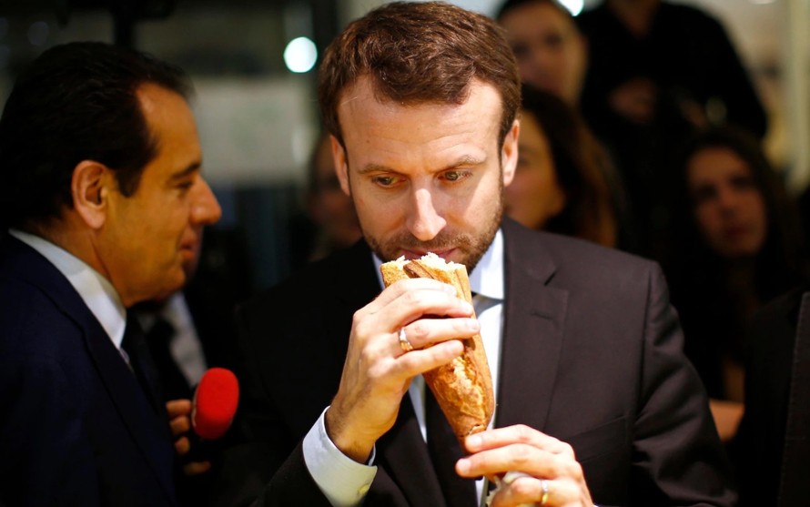 Tổng thống Pháp hít hà một chiếc bánh mì baguette. Ảnh: AFP