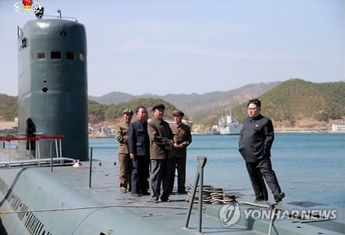 Chủ tịch Triều Tiên Kim Jong-un (phải) theo dõi vụ thử SLBM hồi tháng 4/2016. Ảnh: Yonhap