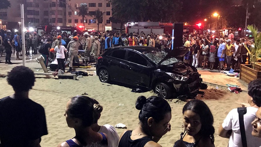 Chiếc xe hơi nát đầu sau vụ tai nạn. Ảnh: Reuters
