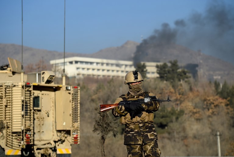 Lực lượng an ninh vũ trang canh gác gần hiện trường vụ bắt giữ con tin. Ảnh: AFP