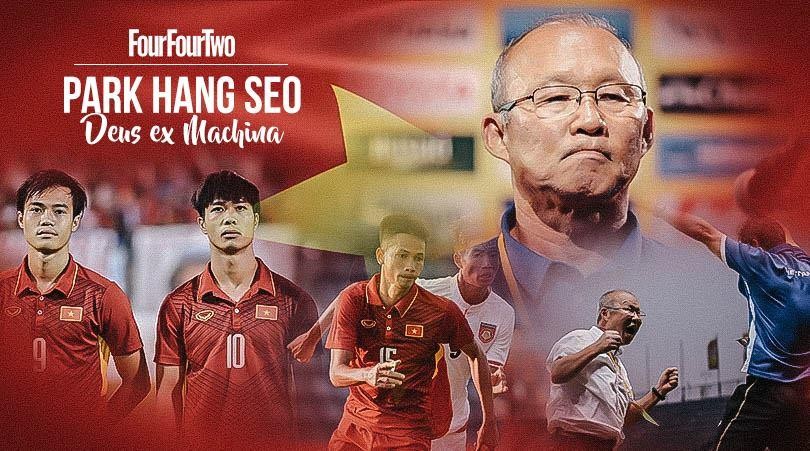 FourFourTwo gọi ông Park Hang-seo là "Deus ex Machina" của bóng đá Việt Nam. Cụm từ này có thể hiểu là "vị thần trong cỗ máy", hay "người đến bất ngờ để giải quyết một tình huống nan giải". Ảnh: FourFourTwo