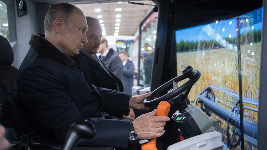 Tổng thống Putin lái thử mô hình máy gặt - đập. Ảnh: RT