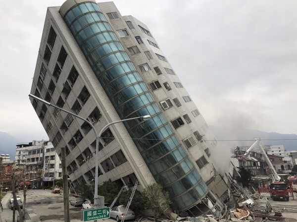 Tòa chung cư Yun Tsui bật móng, nghiêng 45 độ sau trận động đất. Ảnh: CNA
