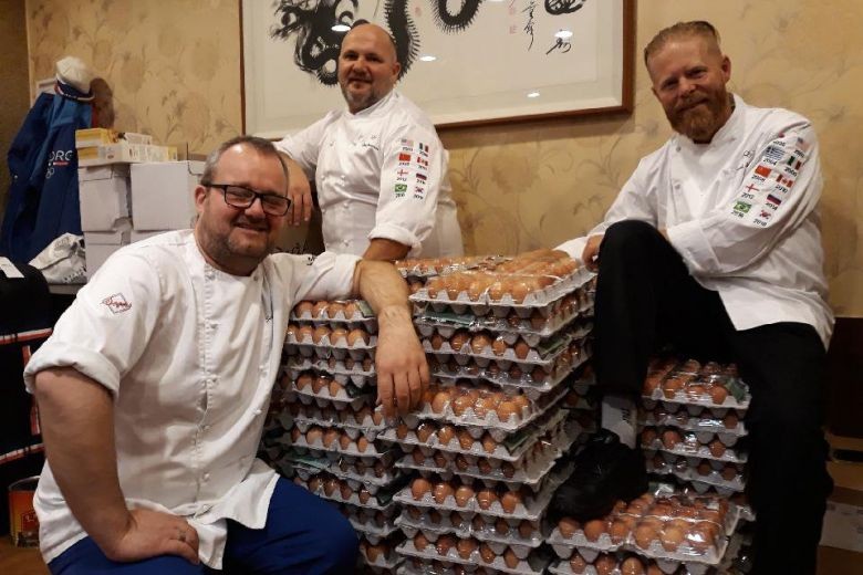 Các đầu bếp Na Uy chụp ảnh cùng 15.000 quả trứng. Ảnh: Twitter