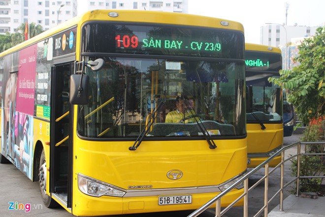 Hai tuyến buýt có lộ trình ra vào sân bay Tân Sơn Nhất phục vụ hành khách miễn phí. Ảnh: Hữu Công.