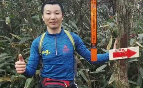 Pan Shancu dừng ven đường chụp ảnh khi đang chạy bộ về quê ăn Tết. Ảnh: SCMP