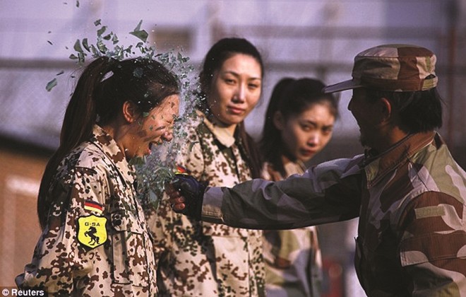 Để trở thành vệ sĩ, các cô gái Trung Quốc phải trải qua những khóa huấn luyện khắc nghiệt.