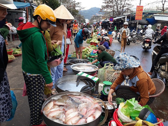 Đà Nẵng: Chợ nhộn nhịp ngày mùng 3 Tết