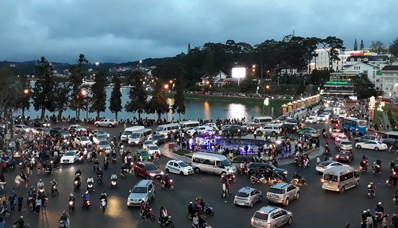 Chiều tối 18/2 (mồng 3 Tết Mậu Tuất), hàng ngàn xe ô tô con, xe khách tiếp tục kéo lên Đà Lạt du xuân.