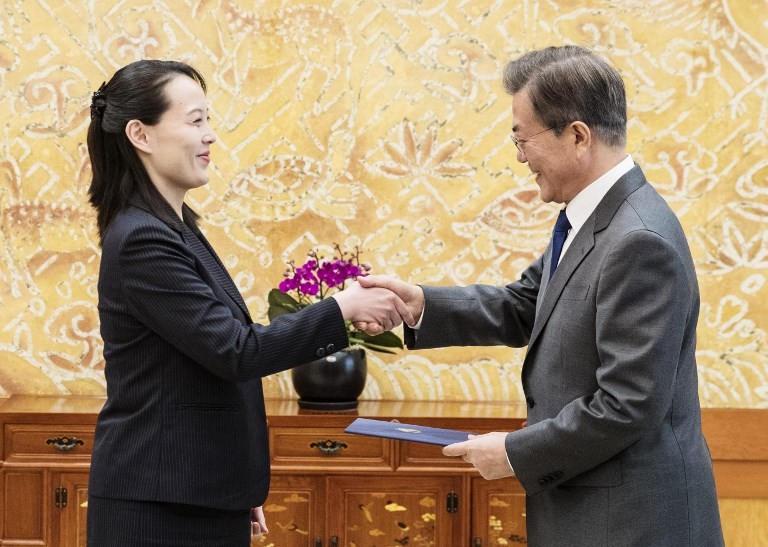 Bà Kim Yo-jong bắt tay Tổng thống Hàn Quốc Moon Jae-in. Ảnh: AFP