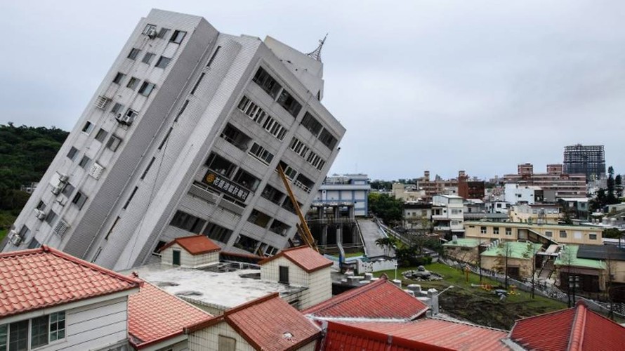 Tòa nhà Yun Tsui đổ nghiêng 50 độ sau trận động đất. Ảnh: AFP