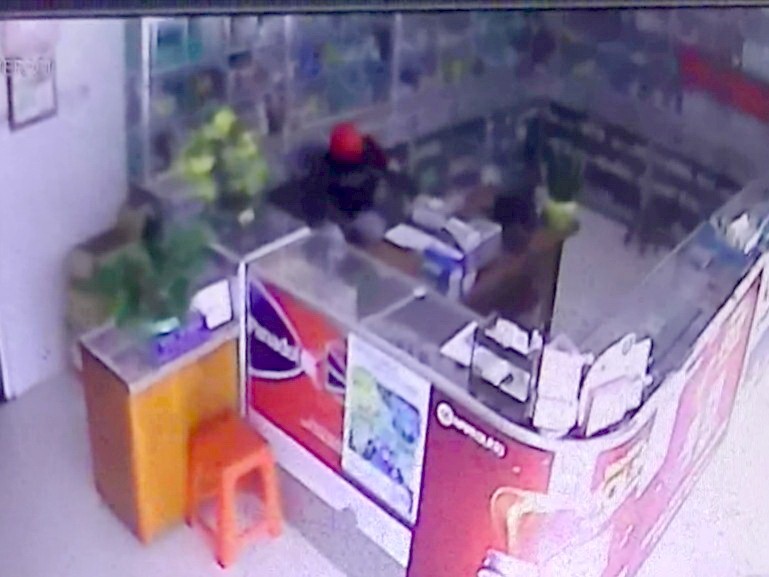 Đối tượng trộm cắp bị camera an ninh ghi lại. (ảnh chụp từ clip).