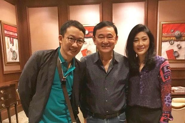 Cựu Thủ tướng Thái Lan Thaksin Shinwatra (giữa), bà Yingluck Shinawatra (phải) và con trai ông Thaksin (trái) chụp ảnh tại Singapore cách đây không lâu. Ảnh: Bangkok Post