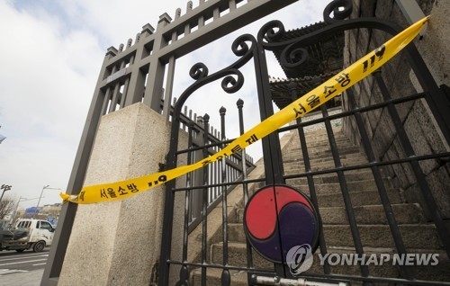Cổng Dongdaemun bị phong toả sau vụ cháy. Ảnh: Yonhap