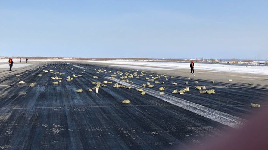 Số vàng và đá quý nằm rải rác trên đường băng sân bay Yakutsk. Ảnh: RT