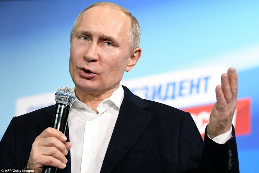 Tổng thống Nga Putin tiếp xúc với báo giới tại trụ sở chính của chiến dịch tranh cử. Ảnh: AFP