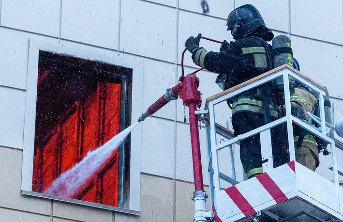 Lính cứu hỏa dập lửa tại trung tâm thương mại thành phố Kemerovo (Nga). Ảnh: Tass