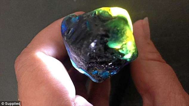 Viên đá sapphire hiếm thấy được tìm thấy tại Queensland (Úc). Ảnh: Daily Mail