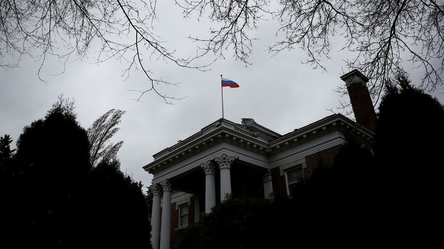 Nga từ chối dỡ bỏ lá quốc kì trên nóc nhà của Tổng lãnh sự Nga Valery Timashov. Ảnh: Reuters