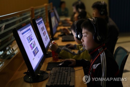 Một em nhỏ Triều Tiên sử dụng máy tính cá nhân. Ảnh: Yonhap