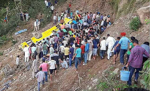 Hiện trường vụ tai nạn xe buýt ở Ấn Độ. Ảnh: Daily Mail