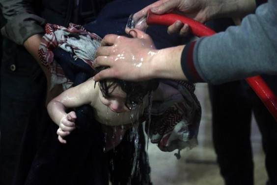 Hình ảnh do tổ chức Mũ Trắng cung cấp, cho thấy hình ảnh một em nhỏ được sơ cứu sau khi nghi phơi nhiễm chất độc hoá học. Ảnh: Reuters
