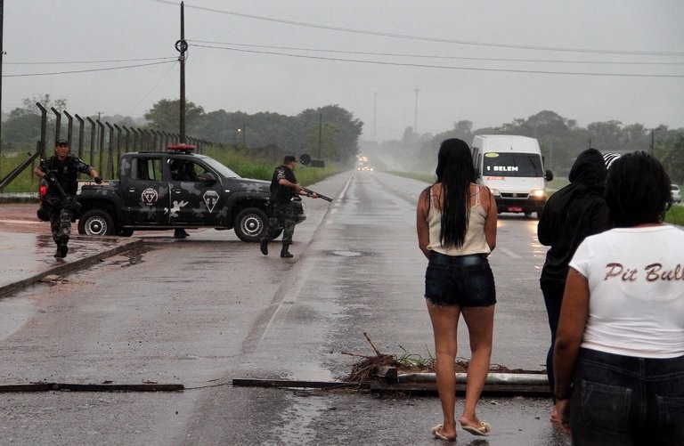 Bên ngoài nhà tù xảy ra vụ cướp ngục táo tợn ở bang Pará, phía Bắc Brazil. Ảnh: EPA