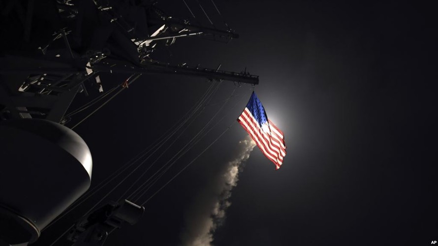 Mỹ phóng tên lửa Tomahawk nhằm vào Syria hồi năm 2017. Ảnh: AP