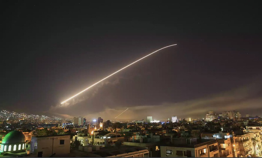 Bầu trời Damascus (Syria) vào thời điểm bị Mỹ - Anh - Pháp không kích. Ảnh: AP