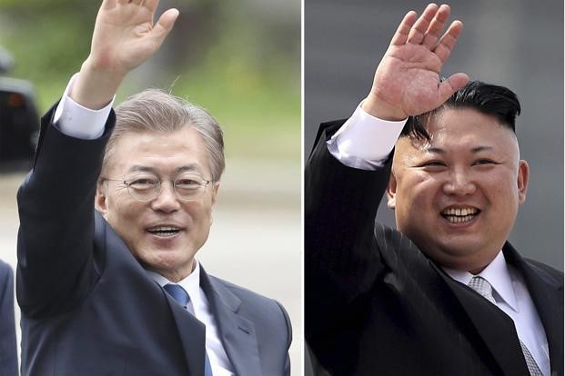 Chủ tịch Triều Tiên Kim Jong-un (phải) và Tổng thống Hàn Quốc Moon Jae-in (trái).