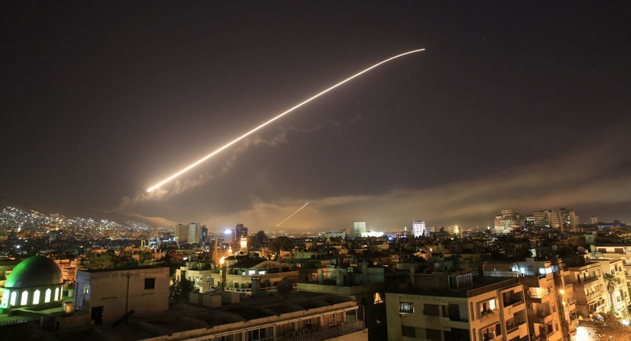 Tên lửa xẹt ngang bầu trời Damascus (Syria) sáng sớm 14/4. Ảnh: AP