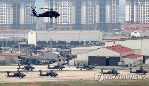 Trực thăng UH-60 của Mỹ trở về doanh trại Humphreys ở Hàn Quốc ngày 26/4. Ảnh: Yonhap