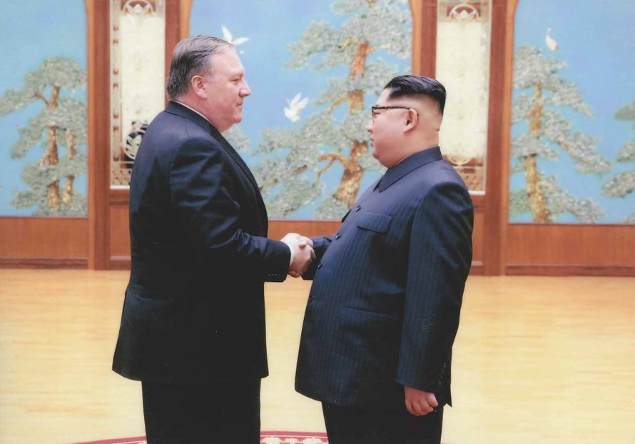 Ông Mike Pompeo (trái) và ông Kim Jong-un (phải). Ảnh: Nhà Trắng
