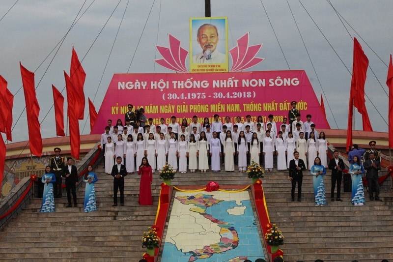 Lễ thượng cờ Thống nhất non sông ngày 30/4/2018 tại Di tích Quốc gia đặc biệt Đôi bờ Hiền Lương-Bến Hải. Ảnh: Đ.V