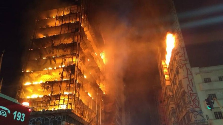 Hiện trường vụ cháy trước khi tòa nhà đổ sụp. Ảnh: Twitter