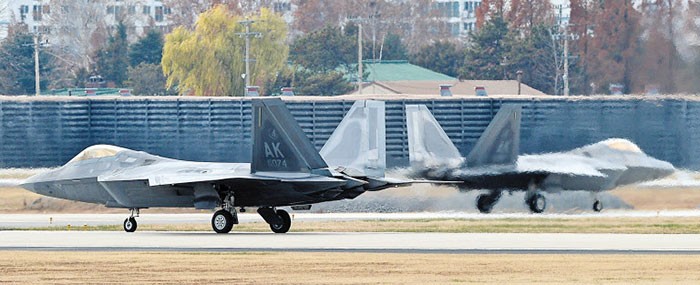 Tiêm kích F-22 xuất hiện tại Hàn Quốc hồi tháng 12 năm ngoái. Ảnh: Chosun