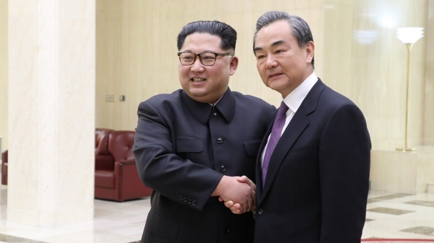 Chủ tịch Triều Tiên Kim Jong-un đón Ngoại trưởng Trung Quốc Vương Nghị tại Bình Nhưỡng. Ảnh: Tân Hoa Xã