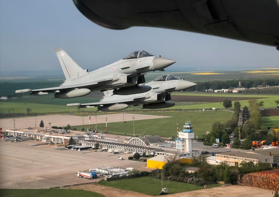 Tiêm kích Typhoon của Anh hộ tống máy bay vận chuyển tại Romania hồi tuần trước. Ảnh: AP