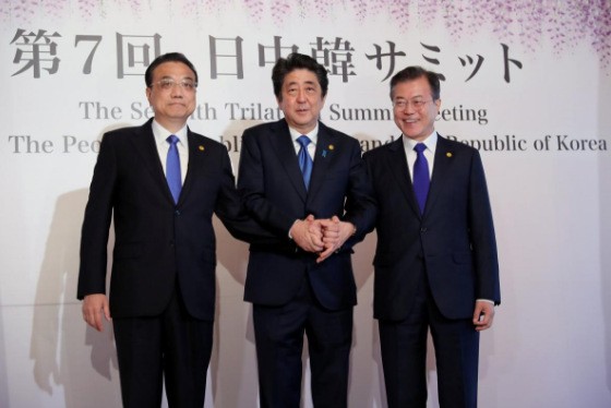 (Từ phải sang) Tổng thống Hàn Quốc Moon Jae-in, Thủ tướng Nhật Bản Shinzo Abe và Thủ tướng Trung Quốc Lý Khắc Cường chụp ảnh trước hội nghị sáng 9/5. Ảnh: Reuters