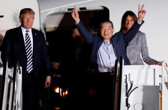 Tổng thống Mỹ Donald Trump và phu nhân Melania đón các công dân Mỹ vừa được phóng thích ở cửa máy bay. Ảnh: Reuters